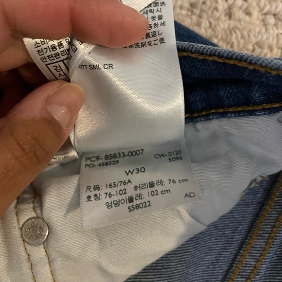Levi’s 501 Mid-Thigh Shorts - Picture 5 of 7